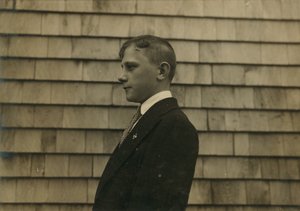 Chlapec z osady, metař a uklízeč v nedělním oblečení, Fall River, Massachusetts od Lewis Wickes Hine