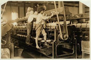 Malí chlapci lezoucí na kolovrat, aby opravili přetržené nitě a nahradili prázdné cívky v Bibb Mill, Macon, Georgia, 1909 od Lewis Wickes Hine