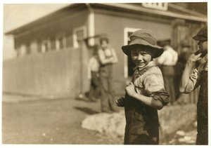 Desetiletý Charlie Foster, neschopný číst, se stálým zaměstnáním v Merrimack Mills, Huntsville, Alabama, 1913 od Lewis Wickes Hine