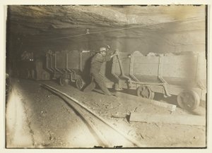 Bez názvu (Uhelné vozy v dole) od Lewis Wickes Hine