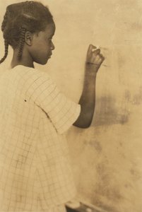 Mladá dívka, která píše na tabuli ve třídě, Pleasant Green School, Marlinton, Pocahontas County, West Virginia, USA c.1921 (sépiová fotografie) od Lewis Wickes Hine