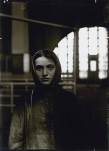 Mladá ruská Židovka, Ellis Island, 1905