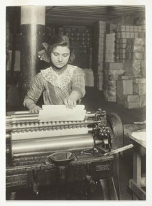 Mladý dělník v továrně na papírové krabice od Lewis Wickes Hine