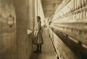 Mladá dívka pracující v mlýně, Lincolnton, Severní Karolína, USA, kolem roku 1908 (černobílá fotografie) od Lewis Wickes Hine