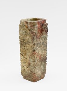 Devítipatrová trubice (cong 琮) s maskami, cca 3300-2250 př. n. l. (nefrit, nefrit)