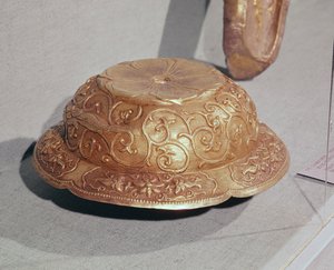 Ornament z koňského postroje, cca 959 AD (zlacené stříbro)