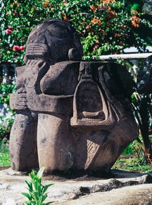 Antropomorfní socha Tiki, Papeete, Tahiti, Společenské ostrovy, Souostroví Návětrných ostrovů, Francouzská Polynésie (zámořské území Francouzské republiky) od Unbekannt Unbekannt