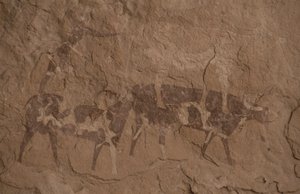 Dobytek a lidské postavy, jeskynní malba, Oued v Djeranu, poblíž Djanet, Tassili n