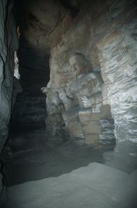 Čína, provincie Shanxi, pískovcová socha Buddhy v Yungang Grottoes od Unbekannt Unbekannt