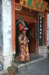 Čína, Yunnan, omáčka l i, plná v tradičním kostýmu NA Xi od Unbekannt Unbekannt