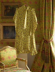 Šaty Countess of Burlington od Vetements, jaro/léto 2016, Chatsworth House (foto) od Unbekannt Unbekannt
