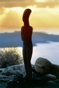 Kykladský idol na pozadí pobřeží, Kykladské ostrovy, Řecko, Kykladská civilizace (foto) od Unbekannt Unbekannt