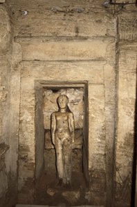 Egypt, Alexandrie, katakomby Kom-esh-Shuqafa, interiér hypogea, výklenek s ženskou sochou od Unbekannt Unbekannt