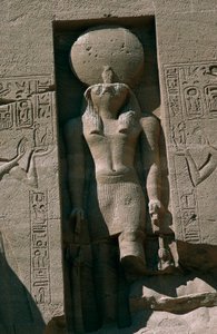 Egypt, Núbie, Abu Simbel, Velký chrám Ramsese II., fasáda, výklenek se sochou boha slunce Ra od Unbekannt Unbekannt