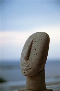 Hlava kykladského idolu na pozadí pobřeží, Kykladské ostrovy, Řecko, kykladská civilizace (foto) od Unbekannt Unbekannt