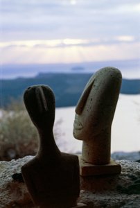 Hlavy kykladských idolů na pozadí pobřeží, Kykladské ostrovy, Řecko, kykladská civilizace (foto) od Unbekannt Unbekannt