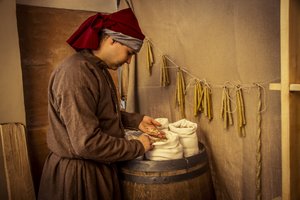 Historická rekonstrukce: Svíčky a pytle pšenice, žita a ječmene v lékárně Diotaiuti, Imola, Itálie, polovina 14. století (foto) od Unbekannt Unbekannt