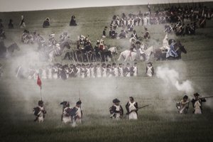 Historická rekonstrukce: pěchota, kyrysníci a důstojníci francouzské armády na bojišti, napoleonské války od Unbekannt Unbekannt