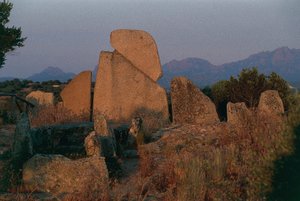 Itálie, Sardinie, Arzachena, provincie Olbia-Tempio, hrobka obrů Li Longhi, pohled zezadu od Unbekannt Unbekannt