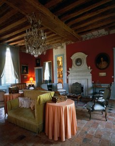 Obývací pokoj s trámovým stropem a nábytkem ve stylu Ludvíka XV. a Ludvíka XVI., Zámek Reaux, Chouze-sur-Loire, Indre-et-Loire, Francie (foto) od Unbekannt Unbekannt