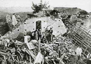 Přeživší v troskách ve Ferruzzano, zemětřesení v Kalábrii od Unbekannt Unbekannt