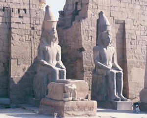 Chrám v Luxoru, pylon Ramsese II., dvě kolosální sochy krále od Unbekannt Unbekannt
