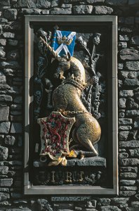 Jednorožec, heraldický znak na fasádě paláce Holyrood, Edinburgh, Skotsko, Velká Británie od Unbekannt Unbekannt