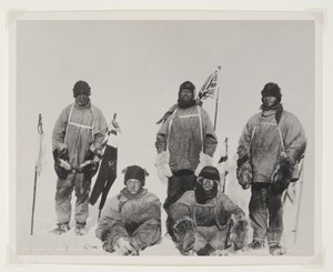 Pětka na jižním pólu (bromový tisk) od Lieutenant Henry Robertson Bowers