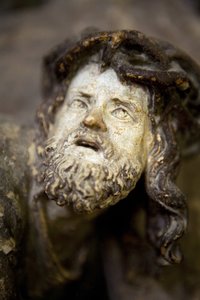 Oltářní díl, levá deska, detail, Nesení kříže (malovaný kámen)