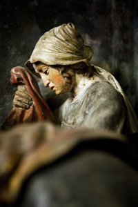 Oltářní díl, pravý panel, detail, Snesení z kříže (malovaný kámen) od Ligier Richier