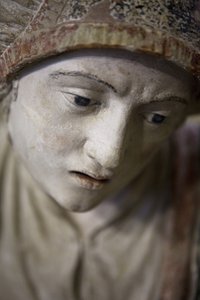 Svatá žena v čepici (malovaný kámen) od Ligier Richier