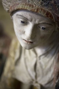 Svatá žena v čepici (malovaný kámen) od Ligier Richier