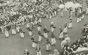 Perahera (černobílá fotografie) od Lionel Wendt