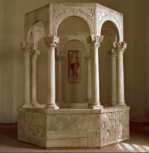 Archeologie středověku (středověk). Barbarské umění Lombardie: křestní zdroj (baptistere) patriarchy Callista v osmiboké formě složené z oblouku vedle sebe a korintských sloupů. Architektura 730-740. Lombardské umění, 8. stol. Vápenec. On