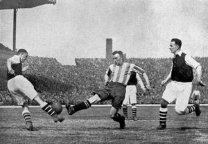 Akce z fotbalového zápasu Arsenal - Sheffield United, c1927-1937. od London News Agency