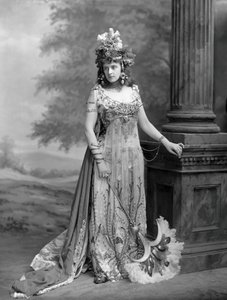 Paní Algernon Bourke 1870-1967, rozená Guendoline Irene Emily Sloane-Stanley..., 1897. od London . Photo studio Lafayette