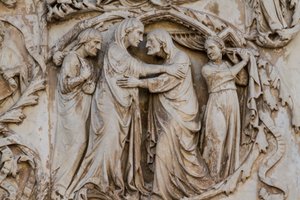 Marie na návštěvě Alžběty, detail ze scén ze života Krista, Příběhy z Nového zákona, basreliéfy od Lorenza Maitaniho (před 1275-1330), třetí sloup, průčelí katedrály Orvieto, Umbrie, Itálie