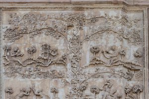 Naamah učila dítě číst a Tubal-kain tloukl kladivem do zvonů; Enos, syn Setha kreslí kružítko, Příběhy Genesis, basreliéfy od Lorenza Maitaniho (před 1275-1330), první sloup, boční průčelí katedrály Orvieto, Umbrie, Itálie