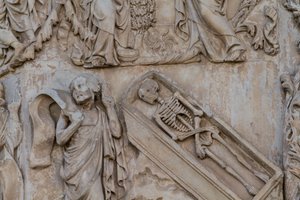 Prorok Ezekiel, detail z Jesseho stromu a mesiášských proroctví, Příběhy Genesis, basreliéfy od Lorenza Maitaniho (před 1275-1330), druhý sloup, průčelí katedrály Orvieto, Umbrie, Itálie