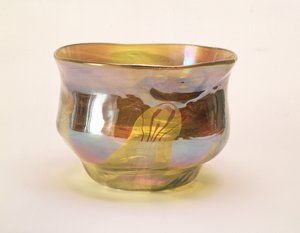 Favrile Bowl, pro Glass Decorating Company, New York, kolem roku 1894 (žluté sklo s iridescencí)