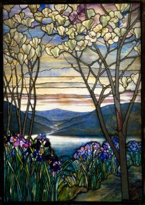 Magnolie a kosatce, kolem roku 1908 (olovnaté sklo Favrile)
