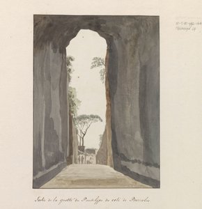 Uitgang van grot Crypta Neapolitana (z Grotta di Posillipo) a an de kust van Pozzuoli Výstup z jeskyně Pausilype poblíž Pozzuoli (název na objektu) Cesty po Itálii, Sicílii a Maltě - 1778 (název série) od Louis Ducros