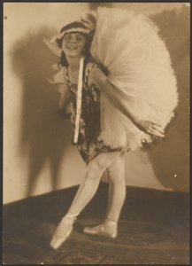 [Baletka s čelenkou] od Louis Fleckenstein