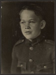 [Chlapec oblečený v uniformě] od Louis Fleckenstein