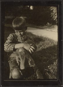 [Chlapec držící malé zvíře] od Louis Fleckenstein