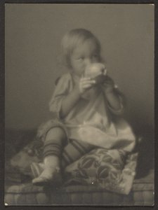 Dítě s jablkem od Louis Fleckenstein