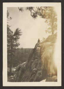 [Postava na skalnatém útesu] od Louis Fleckenstein