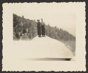[Postavy stojící na skále] od Louis Fleckenstein