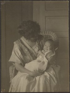 [Florence drží dítě v houpacím křesle] od Louis Fleckenstein