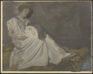 [Florence sedí s velkým vějířem] od Louis Fleckenstein